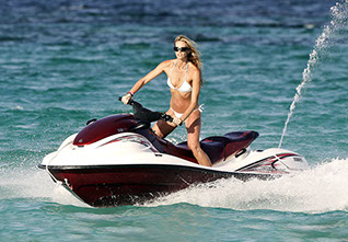 Elle MacPherson back in Barbados