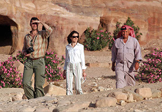 THE SPANISH ROYALS TOOK THE OPORTUNITY TO TAKE A WALLK AROUND PETRA